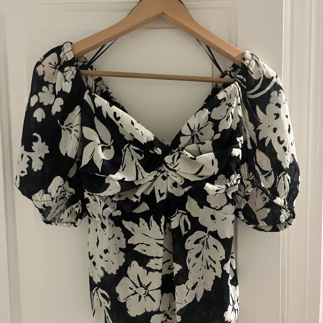 Svartvit blommig blus med puffärm - 1