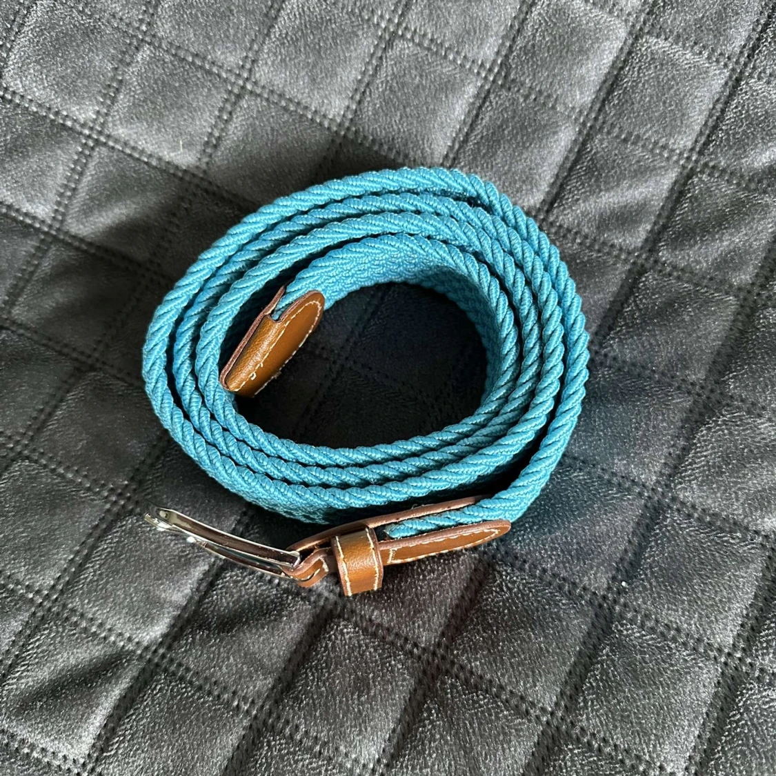 Turkost flätat bälte med skinn-detaljer - 1