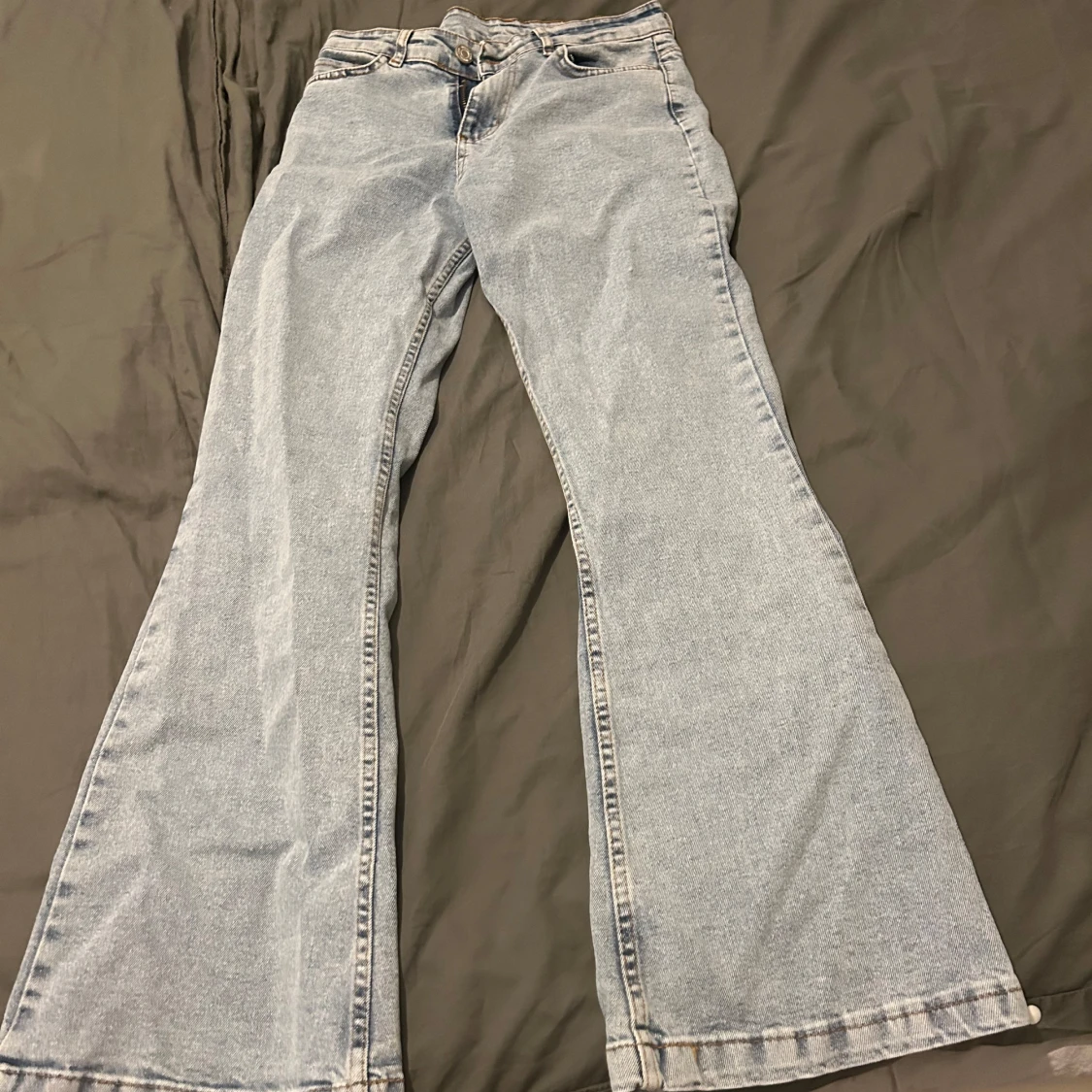 Ljusblåa bootcut jeans