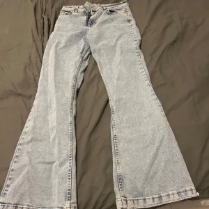 Ljusblåa bootcut jeans - Säljer mina ljusblåa jeans, jätte fina och sitter bra