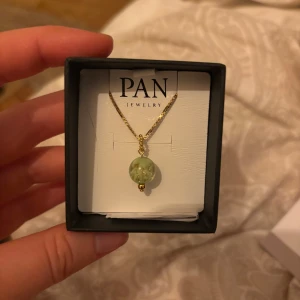 PAN jewelry halsband  - Säljer detta superfina halsband från PAN jewelry smycket är i sterling silver i guld. Berlocken är en grön glaskula. Kedjans längd är 40cm💗totalpris för berlock och kedja ny är 638 kr, säljer det nu oanvänt för 400 kr då jag bär silver smycken.