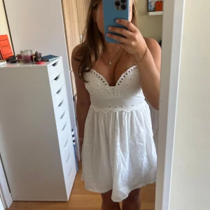 Vit sommarklänning  - Superfin vit kort klänning från Primark med tunna axelband och broderade detaljer upptill. Klänningen har v-ringning, markerad midja och lätt utställd kjol. 