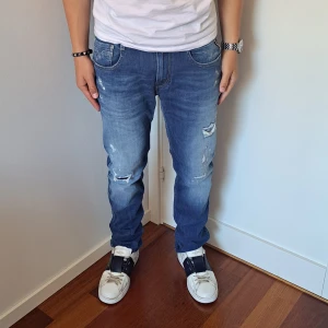NYA Replay anbass jeans med slitningar  - Nya Replay Jeans med snygga slitningar | Skick: 10/10 endast testade | Stl: W31, L30 | Han på bilden är 170cm | Fraktar spårbart med Instabox eller Postnord | Mvh Galgen 🤗