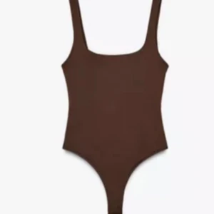 Body från Zara - Super fin body från Zara. Helt ny med prislapp. Säljer då jag trodde jag hade beställt en svart men den va brun