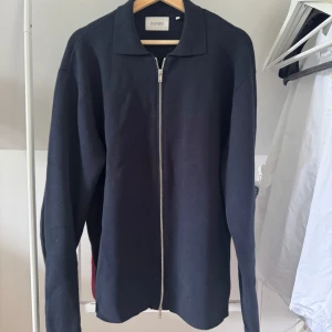 Svart kofta med dragkedja från SANDØ - Stilren svart kofta från SANDØ. Sällan använd 8-10 skick 