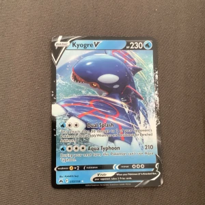 Kyogre V - Cool Kyogre V Pokémonkort med häftig artwork och starka attacker som Dual Splash och Aqua Typhoon. Perfekt för dig som vill boosta din samling eller ta ditt spel till nästa nivå. Kortet har 230 HP och är en riktig blickfångare för alla Pokémonfans!
