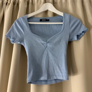Söt topp - Superfin topp, perfekt till sommaren. Om fler bilder önskas eller vid frågor kontakta mig💋