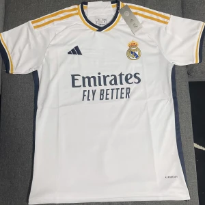 Real Madrid  - Finns inne ny i förpackning i storlek S