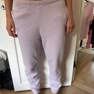 Ljuslila mjukisbyxor från Gina Tricot - Supermysiga ljuslila mjukisbyxor från Gina Tricot i storlek XS. Byxorna har resår i midjan och vid bensluten samt sidofickor. Perfekta för chill dagar och riktigt sköna tack vare mjukt bomullsmaterial.