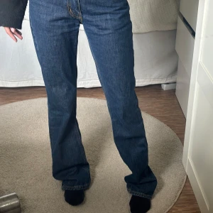 Mörkblå jeans från Bikbok  - Snygga mörkblå jeans från Bikbok i modellen Low Straight. Storlek W24 L32 Klassisk femficksdesign, raka ben och låg midja. Bra skick och passar till nästan allt💕🤩