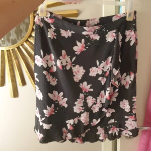 kjol - blommig kjol med volanger från Soyaconcept 