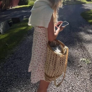 Klänning från Gina Tricot - Köpt förra sommaren, använd cirka 2 gånger 💗perfekt midsommarklänning och jättebra skick 🫶🏻