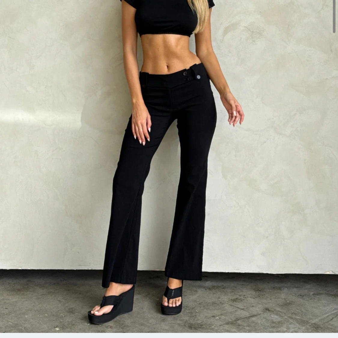 Svarta bootcut byxor med fickdetaljer