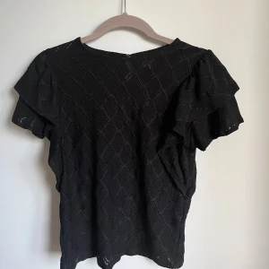 Svart blus från Lindex - Supersnygg svart blus från Lindex (Holly & Whyte) i storlek Xs. Andvänd fåtal gånger och i bra skick🩷