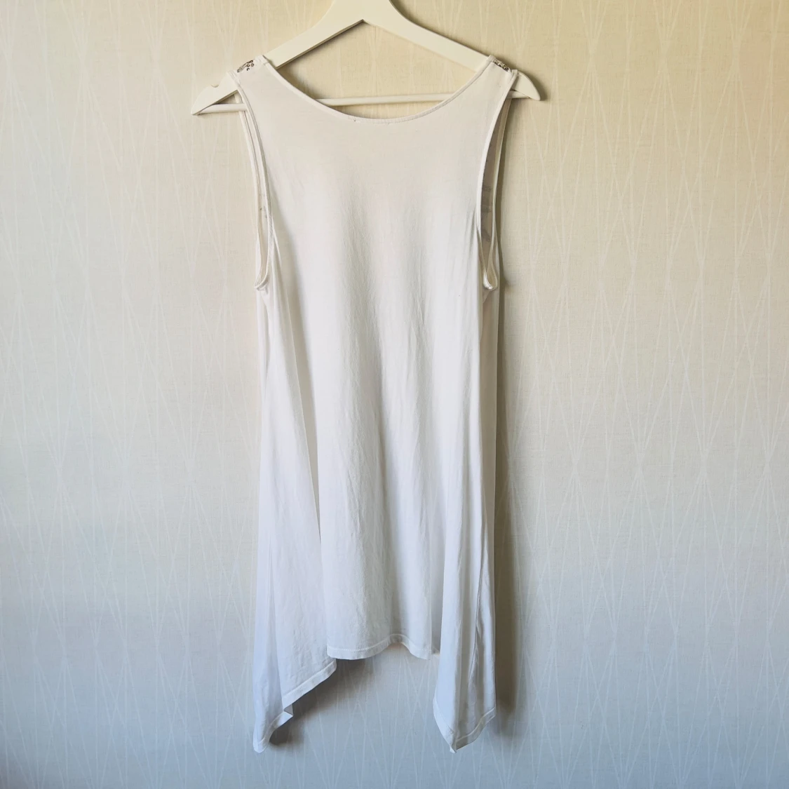 Vit kort ärmlös klänning med paljetter - 3