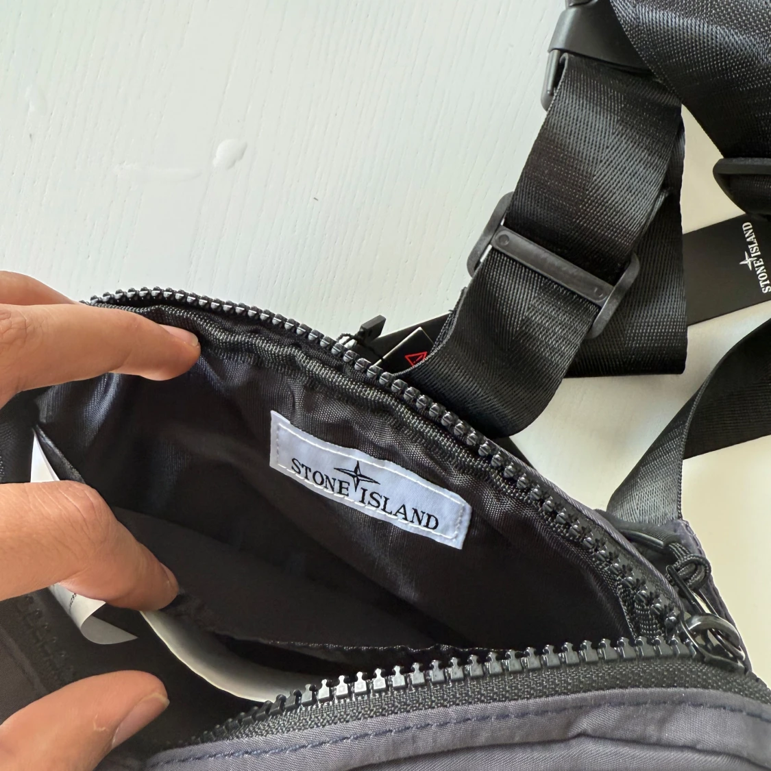 Grå axelväska från Stone Island - 2