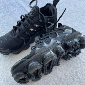 Nike Air Vapormax  - Säljer dem eftersom de är för små. Använde dem en sommar och har sedan stått i en hylla. Mycket bra skick förutom lite slit på sulan och ett litet hål längst fram. Nypris 2500kr