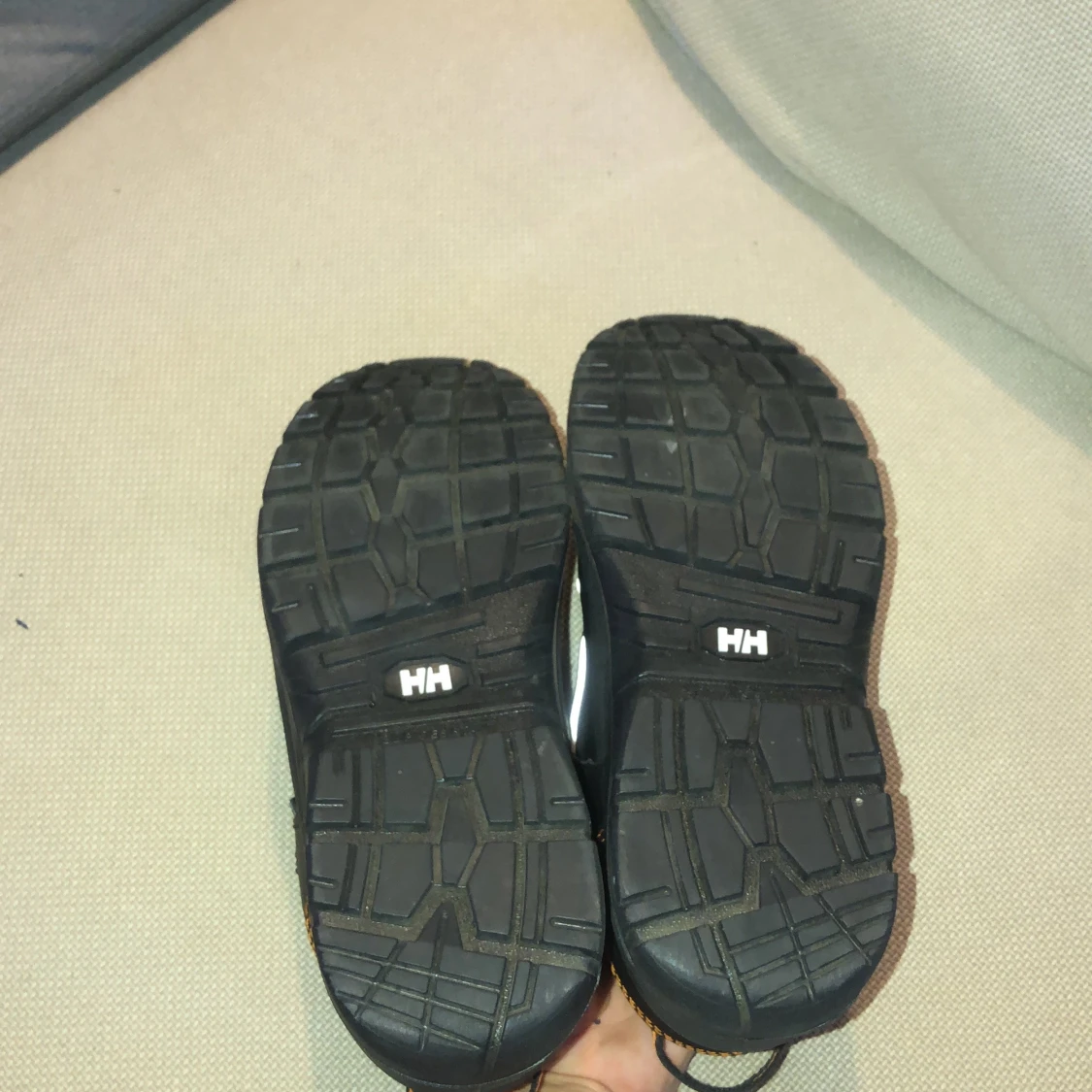 Svarta Helly Hansen sneakers med orange detaljer - 4