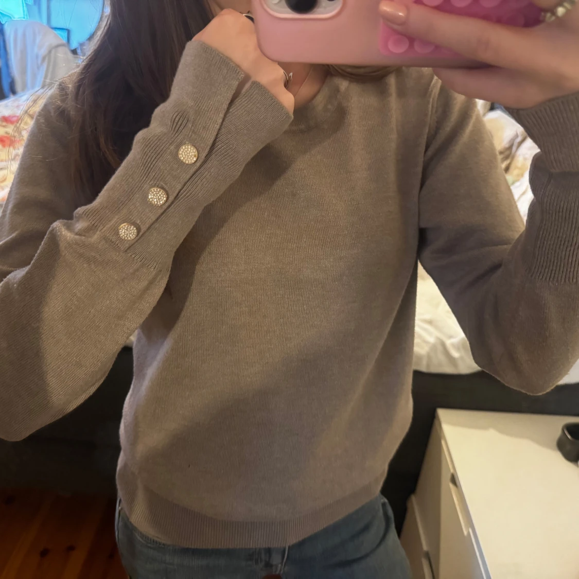 Beige stickad tröja med glittriga knappar - 1