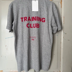  UVU tshirt  - Uvu tshirt. Helt ny med tags kvar, säljer för att den tyvärr inte satt som jag ville