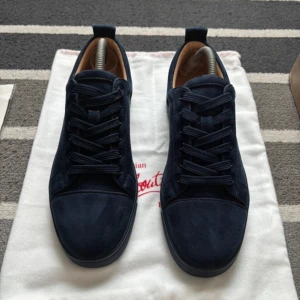 Mörkblå sneakers från Christian Louboutin - Hej.säljer mina skor som är helt nya och allt följer med 