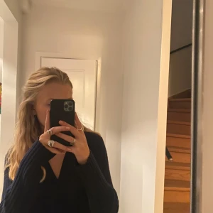 Mörkblå ribbstickad tröja Soft Goat - Mörkblå ribbstickad tröja från Soft Goat med krage och v-ringad hals. Tröjan har lång ärm och en loose fit, perfekt för lager på lager. Materialet är mjukt och ger en chill men ändå stilren vibe. Org. Pris är 2300. Är villig att sänka priset mer om man skriver till mig🩷