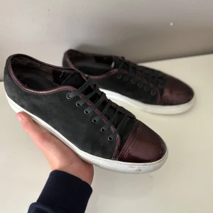 Svarta/vinröda lanvins - Svarta/vinröda lanvins i bra ganska bra skick för åldern, det är en väldigt gammal modell, derför sulan inte är som på dom nya! Storlek: UK10. Skriv vid intresse eller frågor!