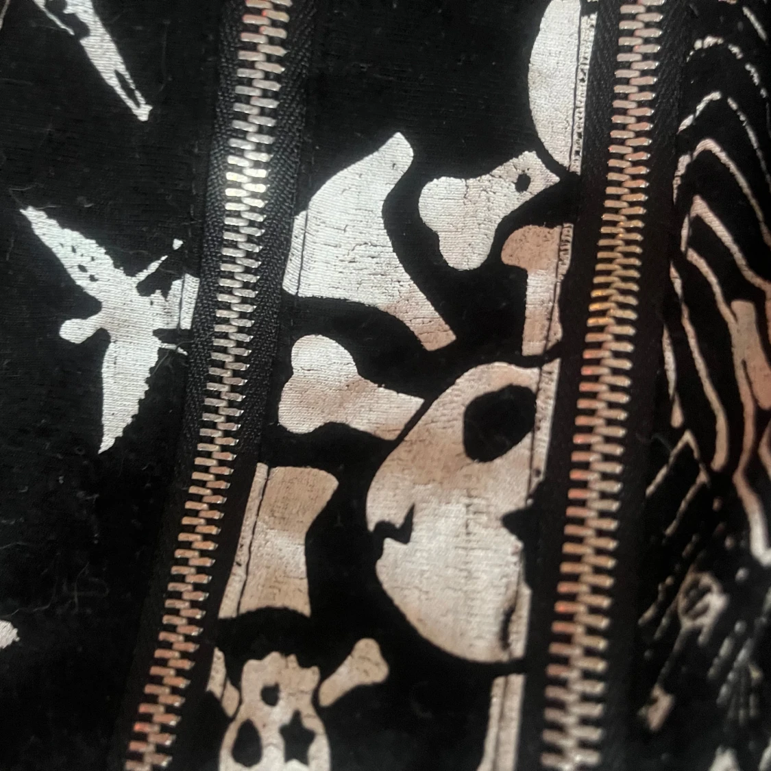 Svart miniskirt med dödskallemönster och dragkedjor - 3