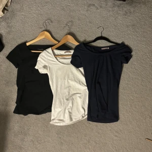 3-pack basic t-shirts i svart, vitt och marinblått - Tre enkla och stilrena t-shirts i svart, vitt och marinblått. Alla har rund halsringning och korta ärmar, perfekta att matcha med jeans eller kjol. Tillverkade i mjukt bomullsmaterial för en skön känsla hela dagen. 40 kr styck!