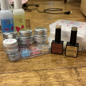 Nagelkit med geléer, glitter,tillbehör och tippar - Stort nagelkit med geléer i vitt, rosa och clear från Nagelgiganten, ett gel i nude och guldglitter från Gelpolish Factory, flera burkar glitter i olika färger samt två askar med vita nageltippar. Tillbehör medföljer,Perfekt för dig som vill fixa naglarna hemma.Allt torkas av innan jag lämnar det.