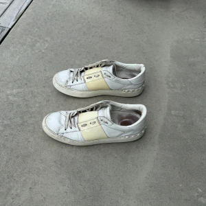 Valentino Open sneakers i vitt och beige - Snygga Valentino Open sneakers i vitt skinn med en beige panel över mitten. Inte i det bästa skicket men sjukt pris. Nypriset på dessa är cirka 6800kr