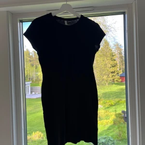 Svart kortärmad klänning  - En enkel och stilren svart klänning från H&M Divided. Klänningen är använd fåtal gånger med få defekter. Skriv vid frågor💕💕