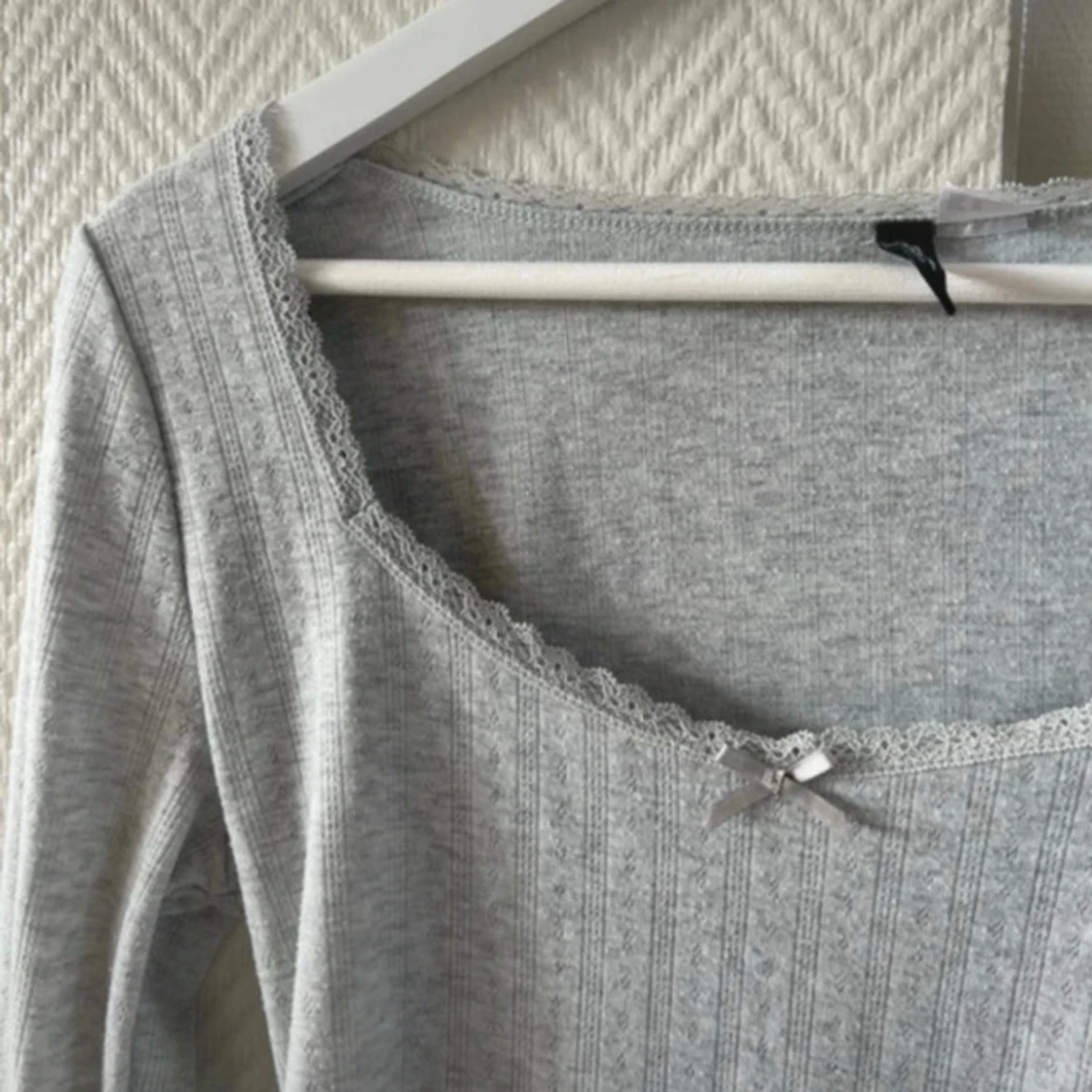 Ljusgrå pointelle topp med spets och rosett - 1