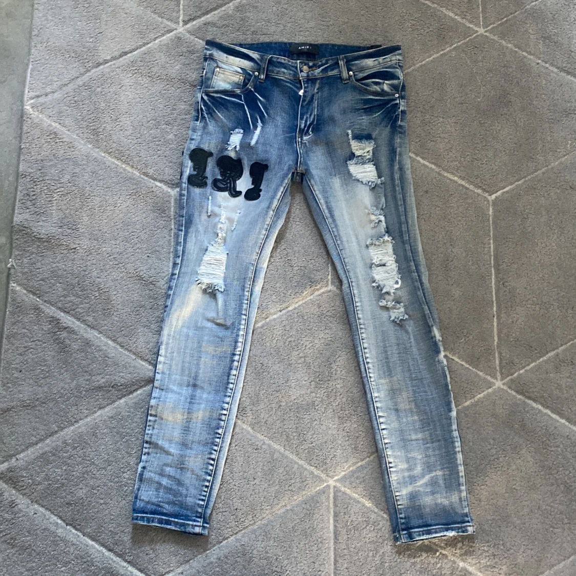 AMIRI ljusblå skinny jeans med patch