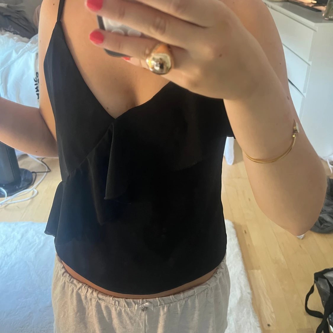 Svart topp med volang från H&M - 1