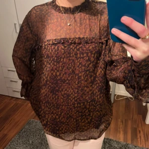 vintage brown oversized blouse - • great condition • has super cute ruffles on the sleeves • very comfortable • good for a dinner outfit or going out • size: s is wearing it in the picture but fits m and l as well 