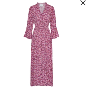 Lång blommig klänning med volangärm från Day - Superfin långklänning i rosa och lila toner med blommigt mönster. Klänningen har v-ringning, smockad midja och volangärmar i trekvarts längd. Materialet känns lätt och flowy, perfekt för sommarens alla tillfällen. Slits framtill! Nypris 2099kr. 🌺 Endast testad! 