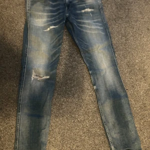 Replay anbass 34 - Säljer mina replay anbass med riktigt snygga slitningar och fades priset är inte hugget i sten och kan dirakuteras vid snabb affär 🤩