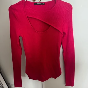 Ribbad rosa tröja med cut out - Helt oanvänd!