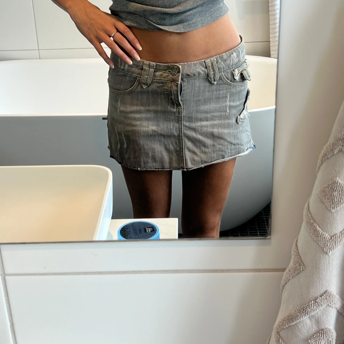 Grå jeanskjol med slitna detaljer - 1