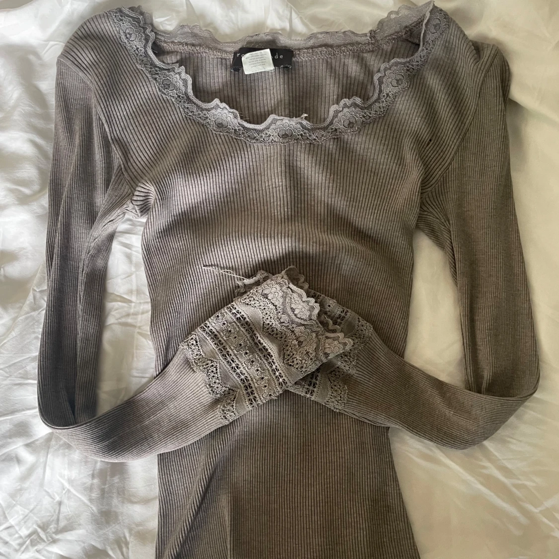 Grå ribbad topp med spetsdetaljer💕 - 3