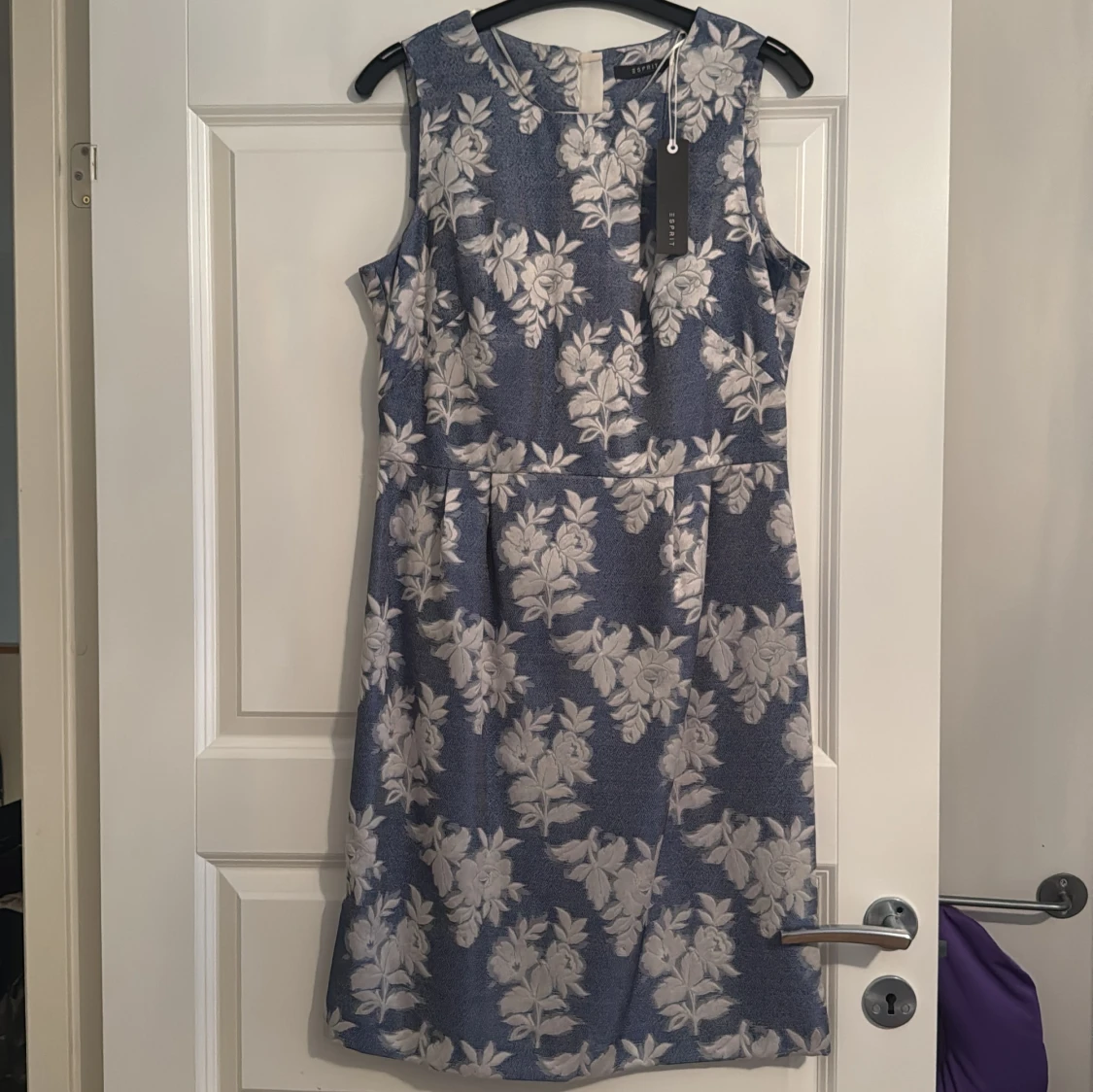 Blommig blå klänning från Esprit