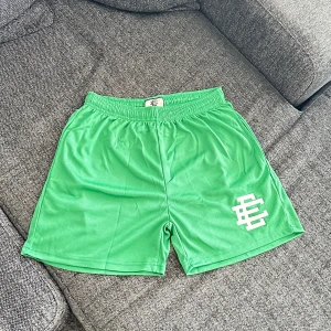 Gröna shorts från Eric Emanuel - 🔥 Eric Emanuel-inspirerade shorts – exakt samma stil som originalen! Grym passform och kvalité. Perfekta till sommaren 🌞 passar även för storlek S 