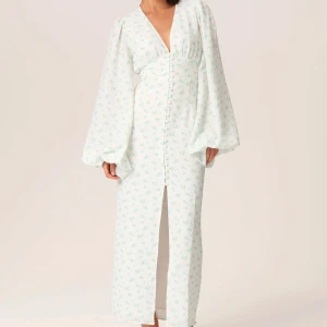 Adoore Positano Dress - Säljer min fina klänning från adoore då den tyvärr inte kommer till användning. Endast använd en kväll så den är i väldigt fint skick. 🩵Denna klänningen formar midjan så bra och är en riktig sommardröm! Postar samma dag 😇