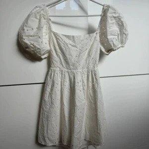 Vit kortklänning med puffärmar - Superfin vit kortklänning puffiga kortärmar. 💕💕Klänningen har markerad midja som ger en söt och romantisk vibe. Perfekt för sommarens alla tillfällen!