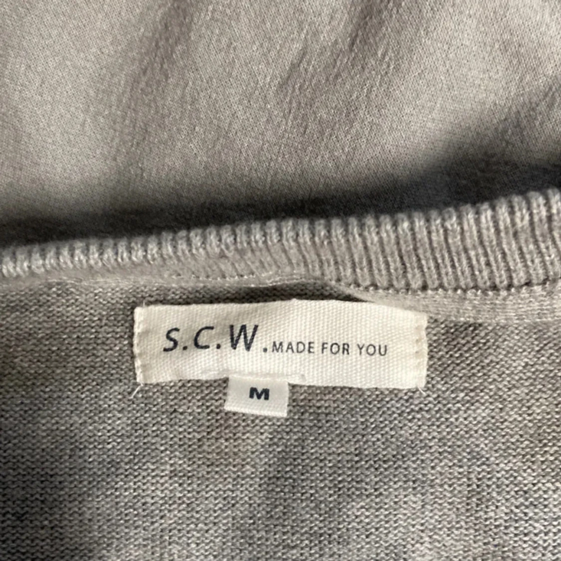 Grå v-ringad tröja från S.C.W. - 2