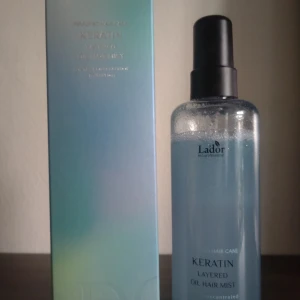 Ca 90% kvar Lador Keratin Layered Oil Hair Mist - Lador Keratin Layered Oil Hair Mist  Produkten är en   hårmist med keratin, perfekt för att ge håret extra glans och näring. Kommer i en snygg blågrön förpackning.Ca 90% kvar se bild 