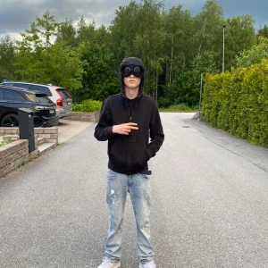 En hel casual outfit - .en casual outfit 2500kr  allt på den e äkta kom dms om ni vill bevis men CP company hoodie jeansen e Customized och Reebok skor, kom dms om ni vill köpa nåt separat 