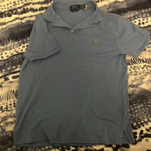 Blå Polo Ralph Lauren pikétröja - Säljer en tvärfet ralph lauren polo. Använd några gånger. Skick 8/10. Pris kan diskuteras! 