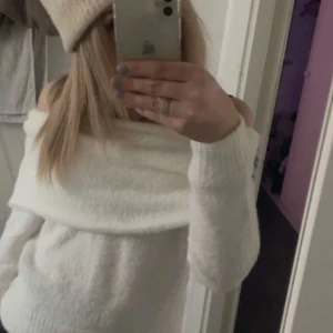  offshoulder  tröja - Superfin off shoulder tröja ❤️ den mjukaste tröjan ! Så skön och gosig ! Storlek xs :) fint skick 